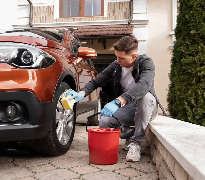 Lavage auto à domicile Saint-Vincent-Lespinasse : professionnel intervenant sur un véhicule